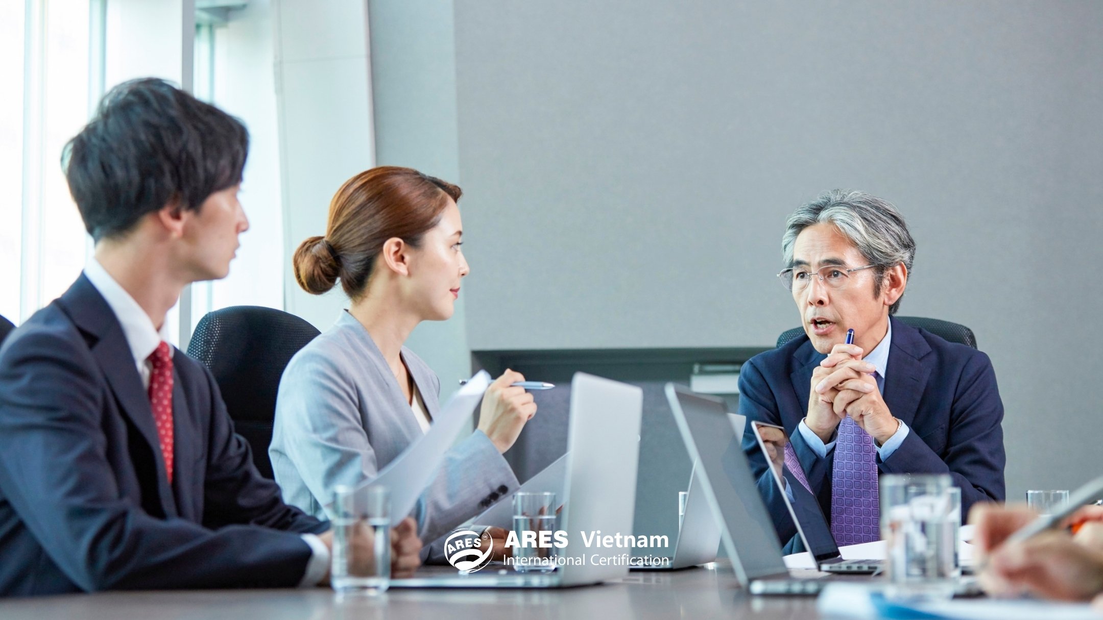 Thể hiện cam kết lãnh đạo và phân bổ nguồn lực phù hợp