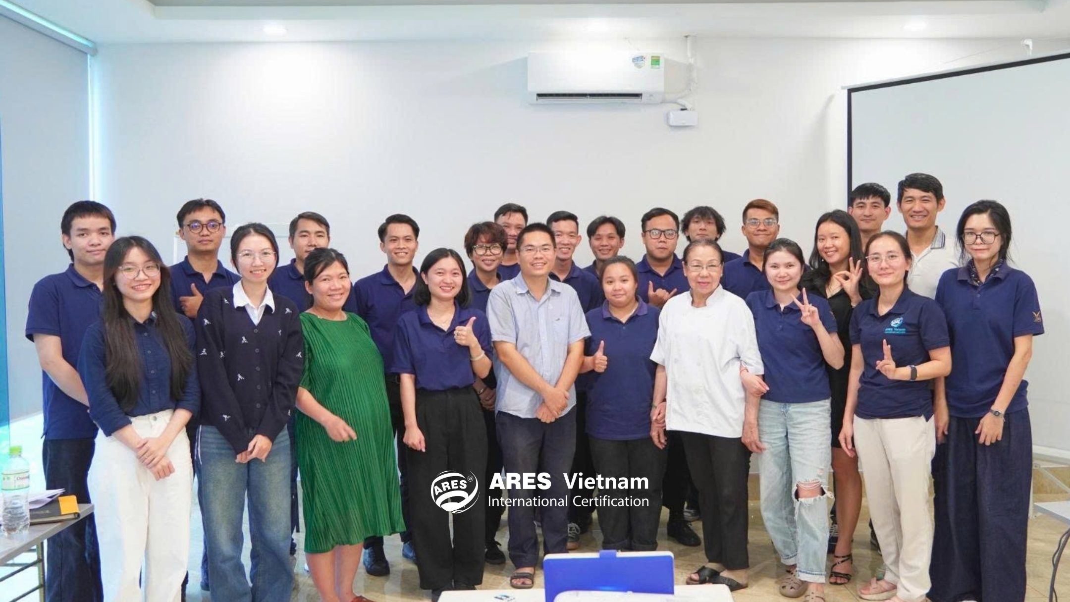 Chuyên gia và đội ngũ The Cup Cafe chụp ảnh kỷ niệm sau buổi đào tạo, ghi lại khoảnh khắc hợp tác và tinh thần học hỏi tích cực