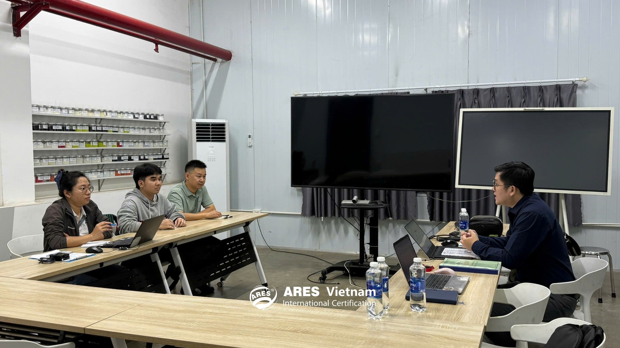 越南亞瑞仕專家與 GOOD MARK INDUSTRIAL VIETNAM 代表於會議室進行稽核交流