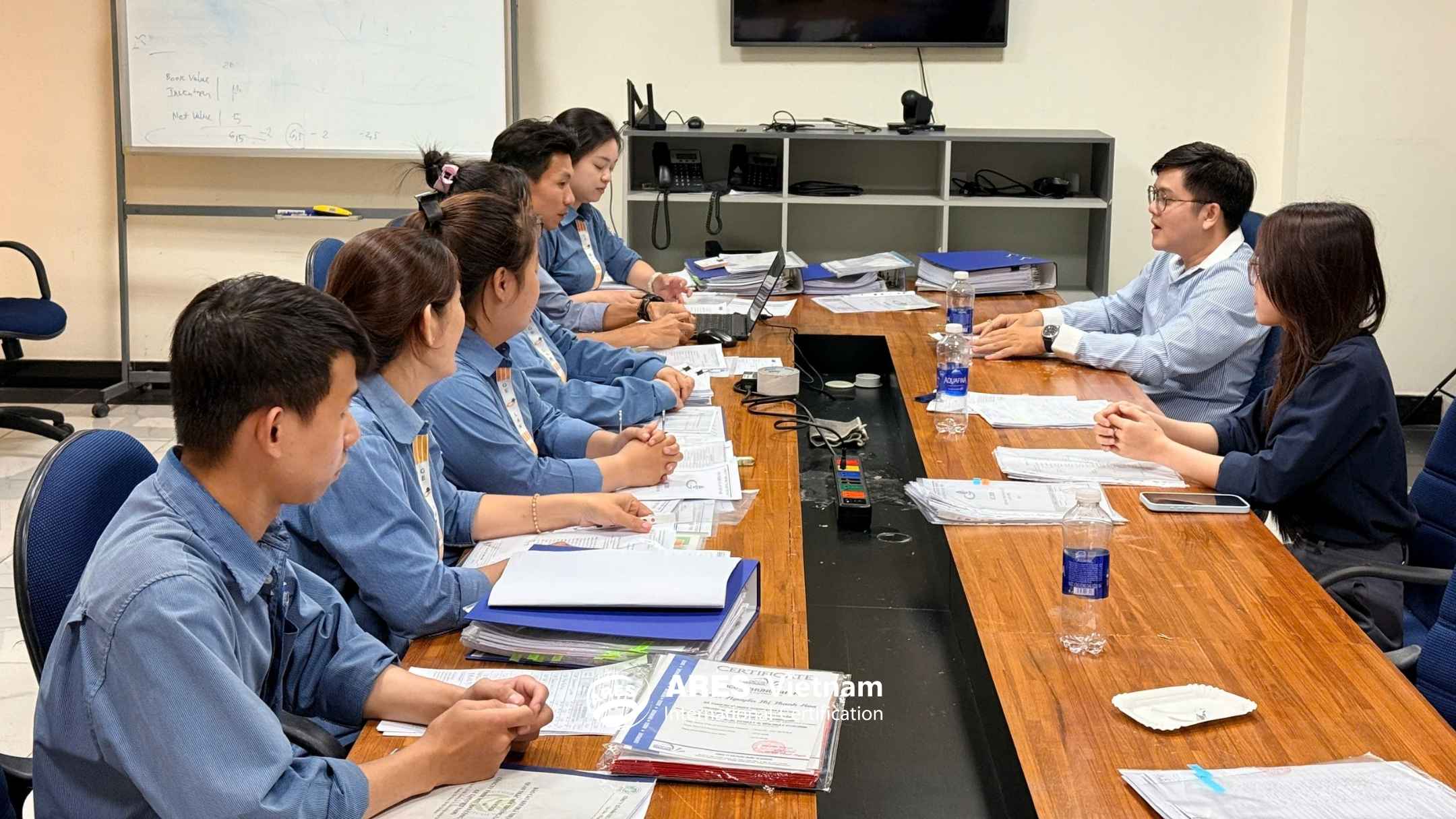 Chuyên gia ARES Vietnam đánh giá tại khu vực văn phòng