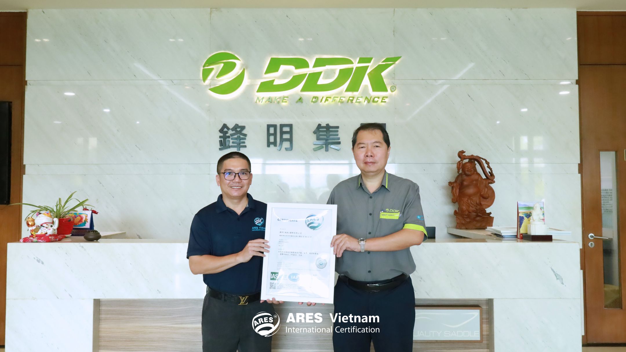 Chuyên gia ARES Vietnam trao chứng nhận ISO cho đại diện công ty TNHH Pro Active Global Việt Nam (ảnh 1)