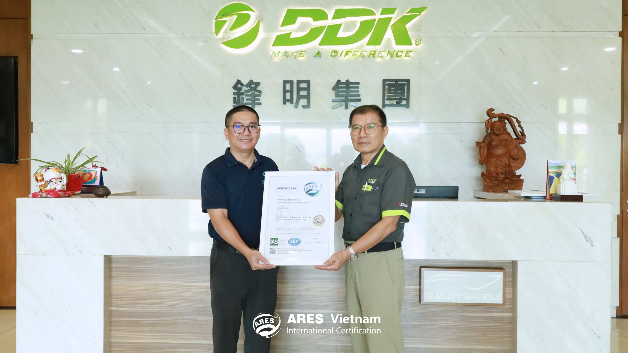 Chuyên gia ARES Vietnam trao chứng nhận ISO cho đại diện công ty TNHH Pro Active Global Việt Nam (ảnh 2)