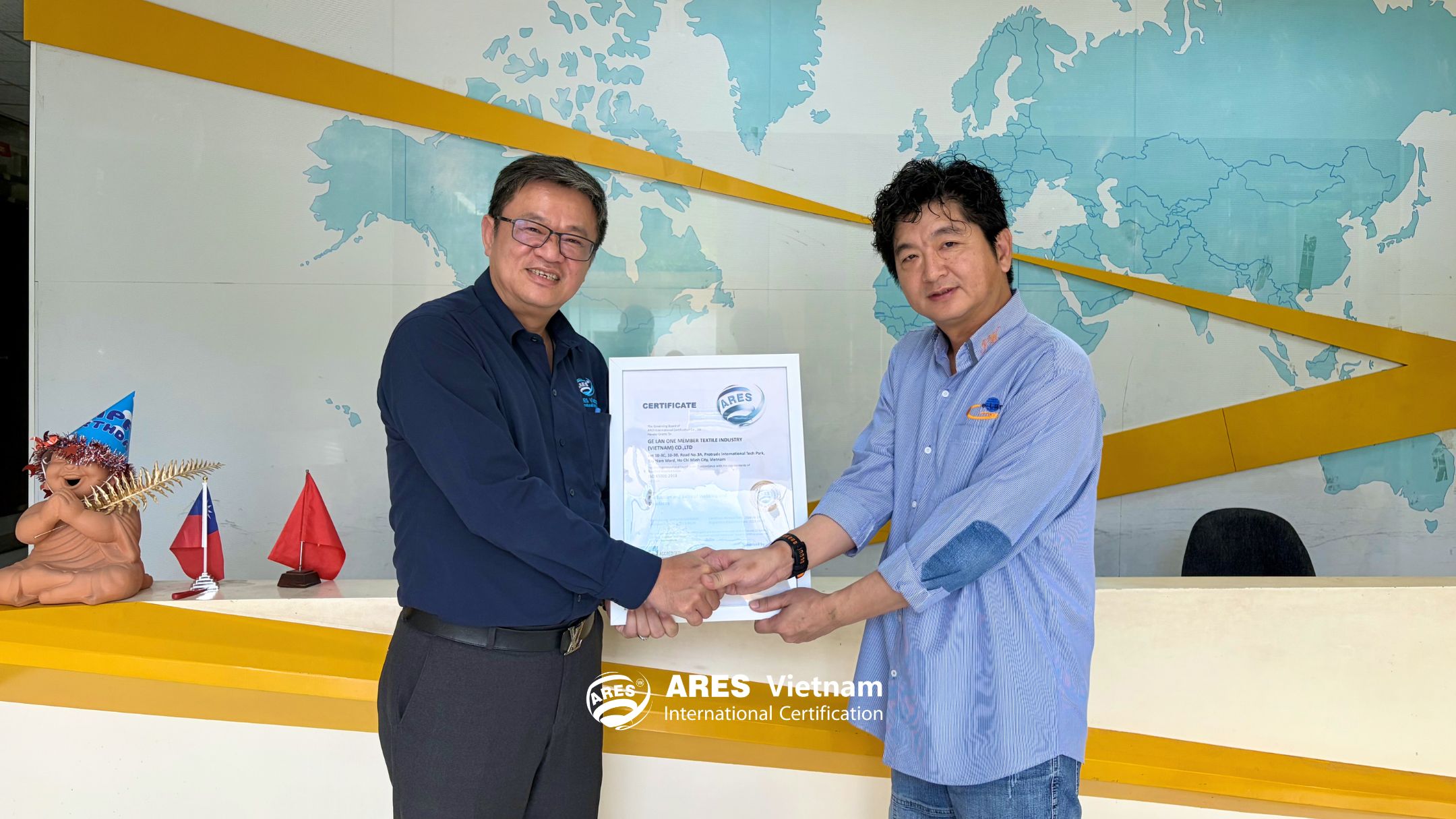 Đại diện ARES Vietnam trao chứng nhận ISO 9001 -14001 - 45001 cho đại diện GE LAN VIỆT NAM