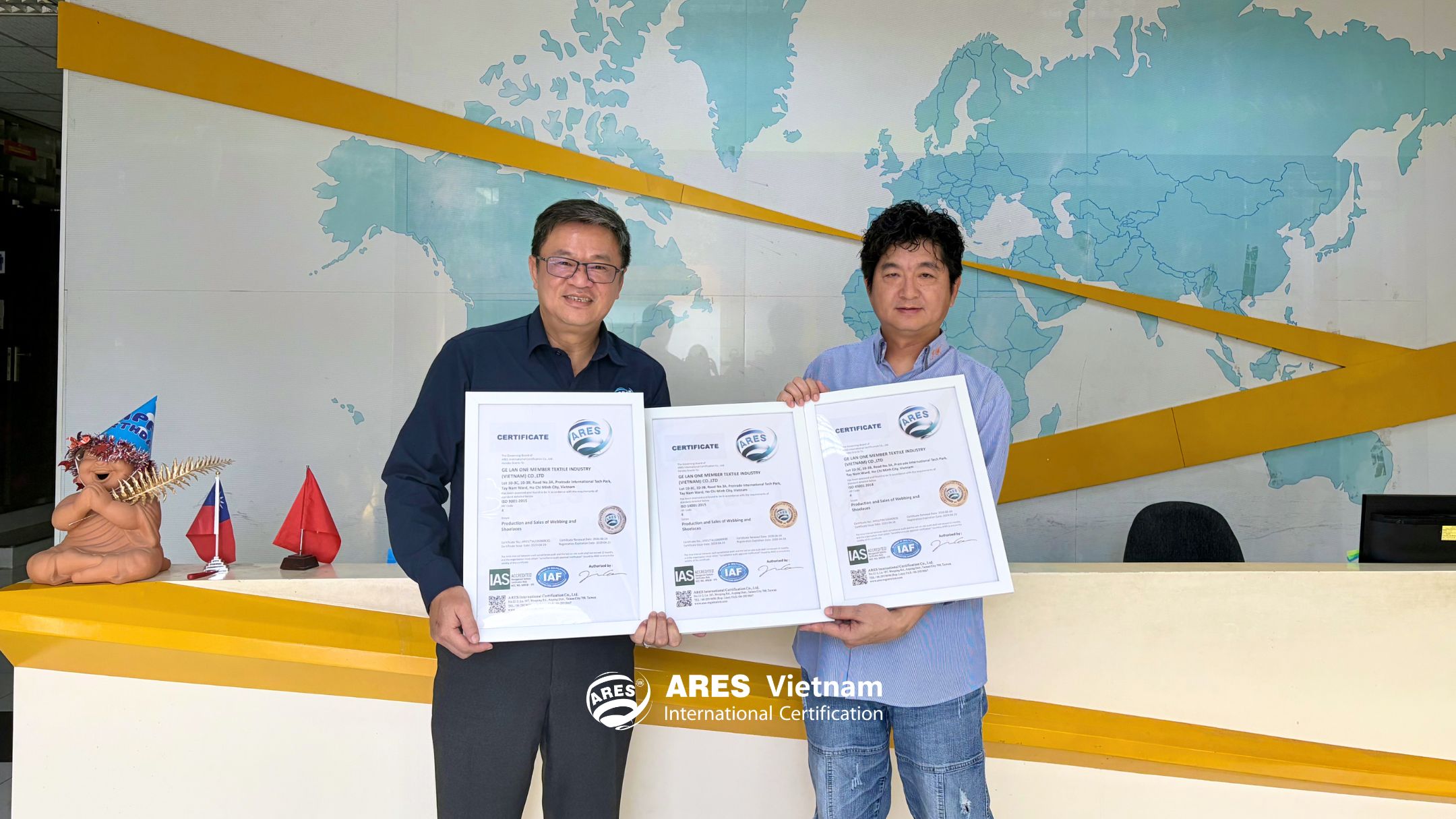 Đại diện ARES Vietnam trao chứng nhận ISO 9001 -14001 - 45001 cho đại diện GE LAN VIỆT NAM - hình 2