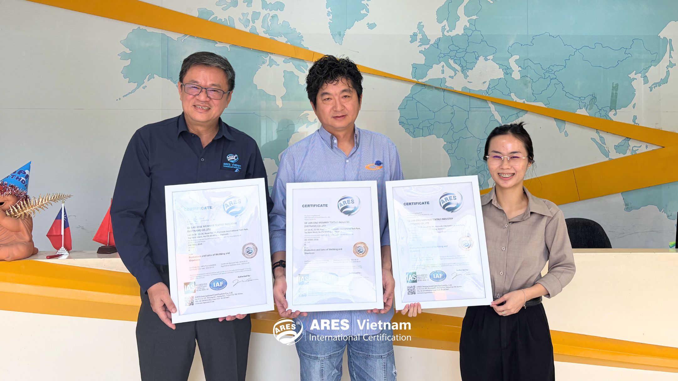 Đại diện ARES Vietnam trao chứng nhận ISO 9001 -14001 - 45001 cho đại diện GE LAN VIỆT NAM - hình 3 
